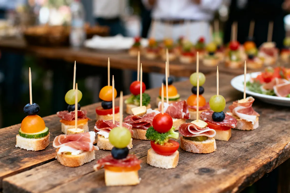 Mini brochettes apéritives sans cuisson : 7 idées savoureuses !